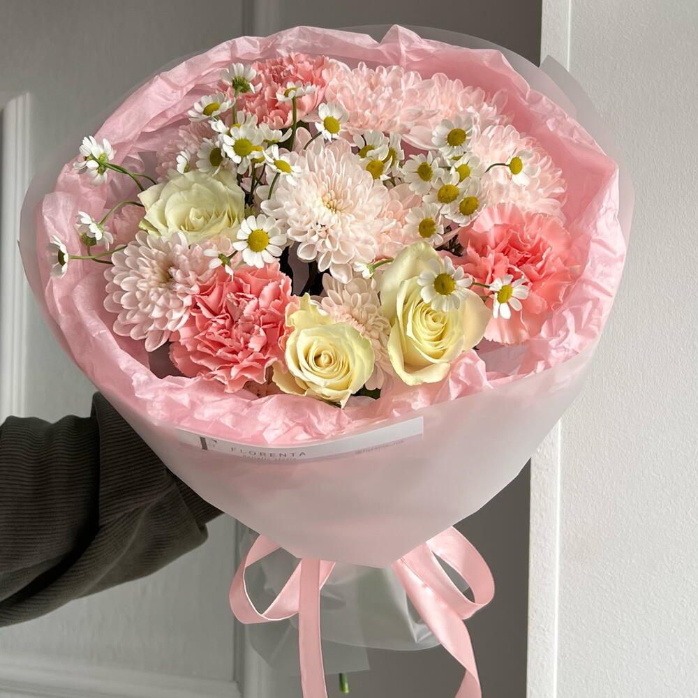 https://content2.flowwow-images.com/data/flowers/1000x1000/57/1729660923_38442557.jpg
