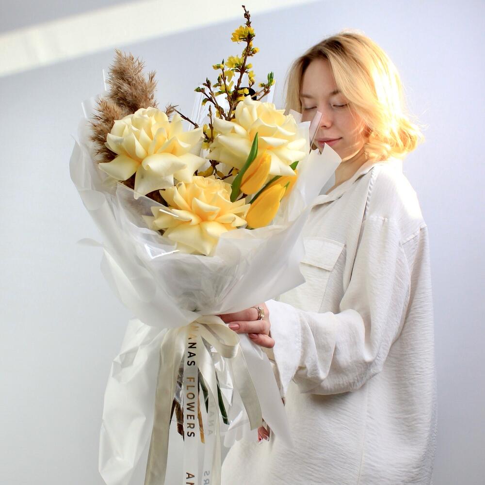 https://content2.flowwow-images.com/data/flowers/1000x1000/10/1740850339_30902110.jpg